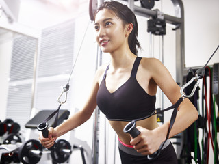 young asian woman exercising working out in gym - obrazy, fototapety, plakaty