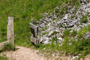 Tiergatter aus Holz in den Bergen im Sommer