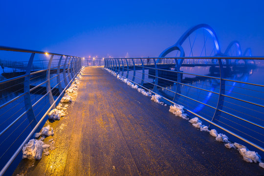 Fototapeta Solvesborgsbron pedestrian bridge at dusk in Sweden. At 756 meters the longest pedestrian bridge in Europe.
