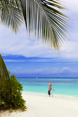 Touristen geht zum Schnorcheln am Maledivenstrand