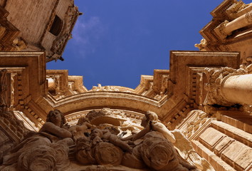 Prunkvolle Fassade der Kathedrale von Valencia vor strahlend blauem Himmel