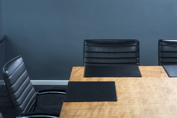 bürotisch mit grauen wänden und holztisch