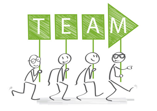 Team arbeitet zusammen und tr&auml;gt Schilder in Form eines Pfeiles mit der Aufschrift Team