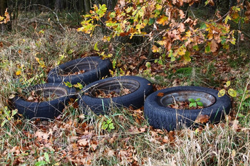 Autoreifen, wilde Mülldeponie im Wald