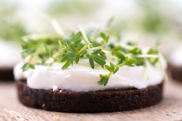 Frischkäsepumpernickel mit Kresse