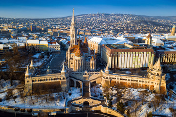 Obraz premium Budapest, Hungary - Aerial skyline view of beautiful Fisherman's Bastion and Matthias Church with the Buda Hills at background on a sunny winter morning