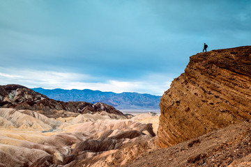 Obraz premium randonneur au sommet du canyon