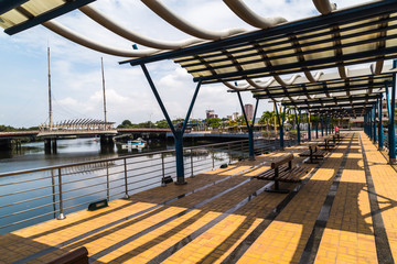 Naklejka premium Pedestrian walkway and park on the banks of Estero Salado in the city of Guayaquil