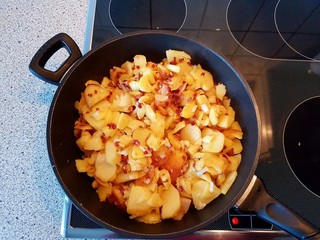 Bratkartoffeln wie bei Muttern mit Zwiebeln und Räucherbauch