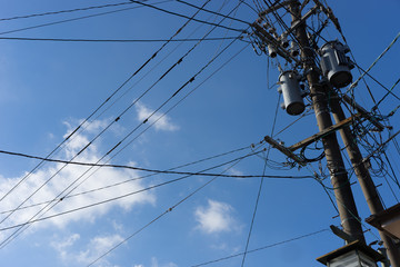 電柱と電線と空