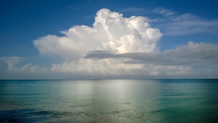 Obraz premium Cumulus storm clouds over water