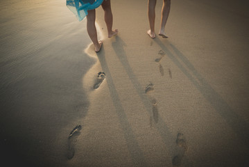 pareja caminando en la playa cogido de la mano