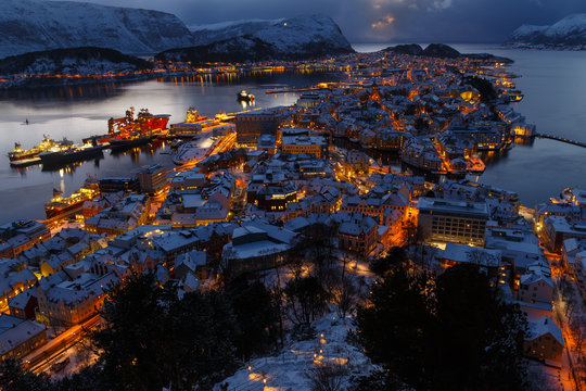 Panoramic view of the town of Alesund at sunset from Aksla hill. © Tomasz Wozniak