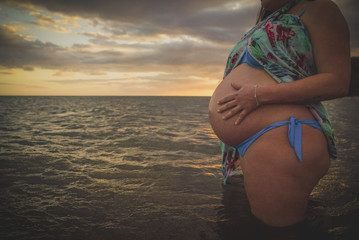 mujer embarazada bañandose en el mar