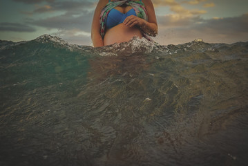 mujer embarazada bañandose en el mar