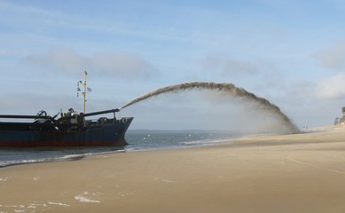 réensablement des plages d'Arcachon par un navire dragueur de sable