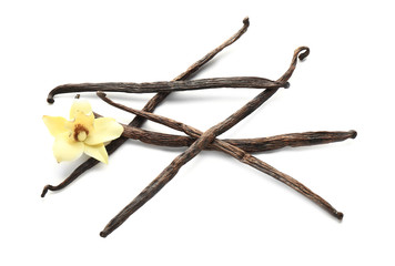 Obraz premium Vanilla sticks and flower on white background