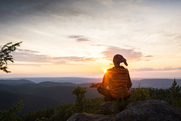 Obraz premium man meditating on a rock