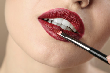 Obraz premium Woman applying makeup, closeup. Professional visage artist work