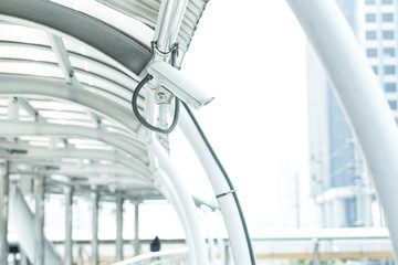 Obraz premium Close Up shot of Security camera with blurred modern building background.