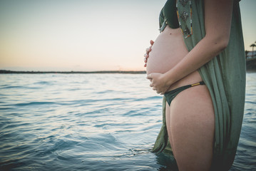 Fototapeta na wymiar mujer embarazada bañandose en la playa