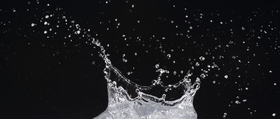 Agua en movimiento sobre fondo negro