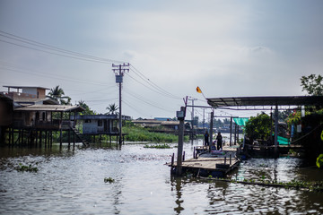 Thailand Nonthaburi Province: Wat Molee Temple near purple line MRT train