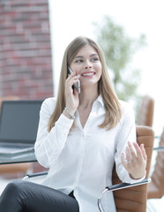 young buisnes woman talking on a mobile phone.