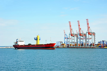 Fototapeta premium Bulk cargo ship under port crane