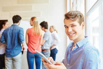 Fototapeta premium Erfolgreicher Geschäftsmann mit Tablet Computer