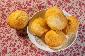 Muffins sur une assiette