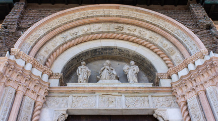 BOLOGNA, ITALIA - LUGLIO 22, 2017: Piazza Maggiore - dettaglio architettonico  della Basilica di San Petronio - Emilia Romagna