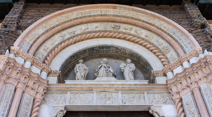 BOLOGNA, ITALIA - LUGLIO 22, 2017: Piazza Maggiore - dettaglio architettonico  della Basilica di San Petronio - Emilia Romagna