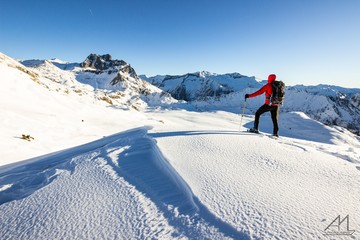 Escursione con racchette da neve all'interno del parco Adamello, Alpi Italiane, Lombardia, Italia.