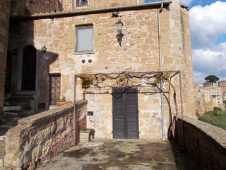 Cortile e pergola nel borgo di Pitigliano