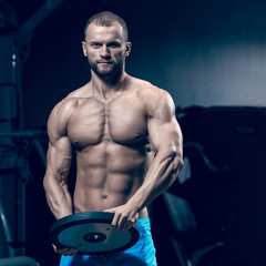 Fototapeta na wymiar fitness Man with weightlifting plate