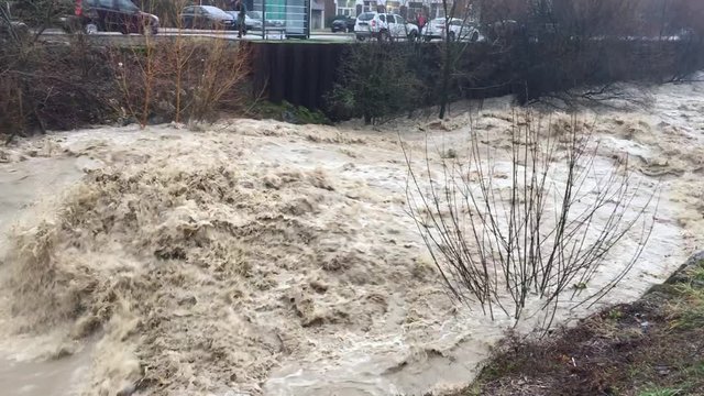 rivi&egrave;re en crue 