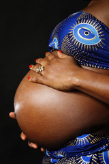 ventre femme noire africaine enceinte 