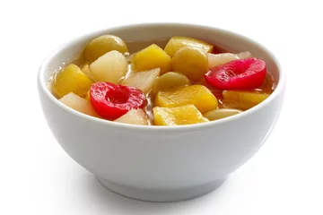Crédence de cuisine en verre imprimé Fruits White ceramic bowl of fruit cocktail isolated on white.