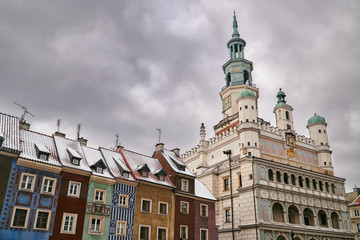 Obraz premium Old market with Renaissance town hall tower in winter in Poznan.