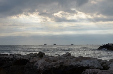 Fischkutter beim Fischfang, Wolkenstimmung am frühen Morgen