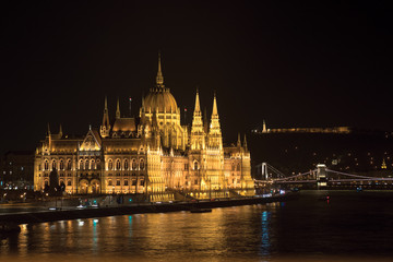 Fototapeta premium Budapest Parliament building late night view across Danube river