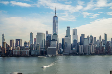 Obraz premium Manhattan w dzień, trochę chmur