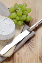 Blauschimmelkäse und helle Weintrauben 