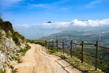 Fototapeta na wymiar Widok nad chmurami z góry Erice, Sycylia.