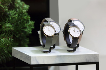 Piękne męskie zegarki z białą tarczą na marmurowej podstawce. - obrazy, fototapety, plakaty