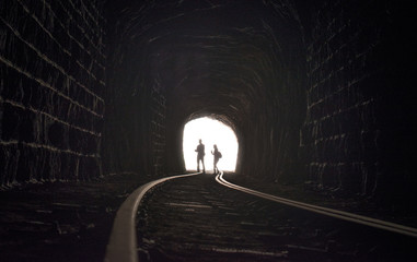 Personas en el tunel