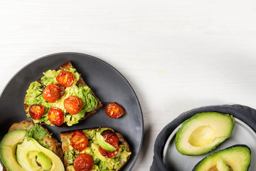 Avocado and roasted tomatoes toasts