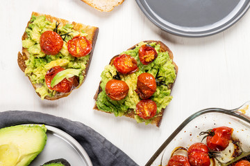 Avocado and roasted tomatoes toasts