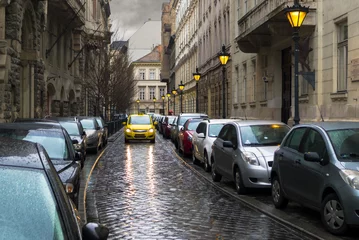 Fototapete Rund Enge Straßen Budapest, Veres Pálné narrow street full of parked cars  © Yury Kirillov